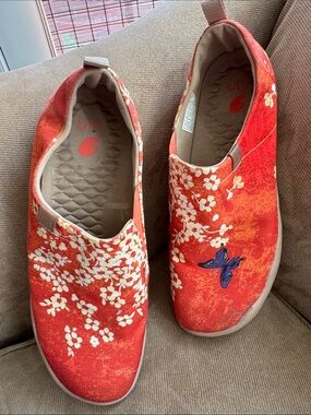UIN Red Slip-On Canvas Shoe with Subtle Print